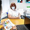 Iris Kägi leidet an Long-Covid. Pflegefachmann Mohamed Abd Elghafar von der Lungenliga Thurgau zeigt ihr Übungen, die gegen Atemnot ...