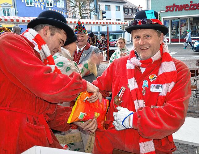 Christoph Blaschke munitioniert Berti Müller mit Bonbons auf.