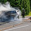 Beim Eintreffen der Feuerwehr steht das Fahrzeug bereits im Vollbrand &ndash; das Abbrennen kann nicht mehr verhindert werden.