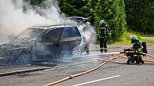 Beim Eintreffen der Feuerwehr steht das Fahrzeug bereits im Vollbrand &ndash; das Abbrennen kann nicht mehr verhindert werden.
