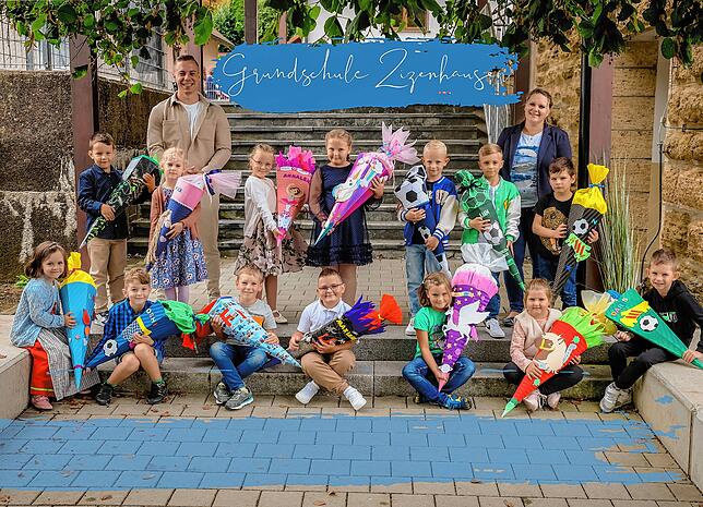 Das Klassenlehrer-Team Nadine Halder und Lukas Zuber begrüßen ihre Wachbärenklasse an der Anton-Sohn-Schule in Zizenhausen.