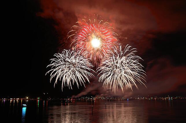 Bild 14: Konstanzer Seenachtfest 2024 - Jetzt knallt's! Das Feuerwerk am Bodensee bringt Zuschauer zum Staunen