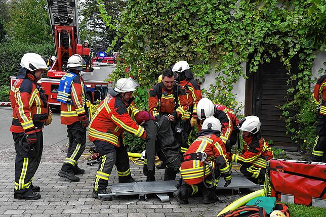 Zum Glück nur ein Dummy: Die Rettung eingeschlossener Personen gehörte zu den Zielen bei der Hauptübung.