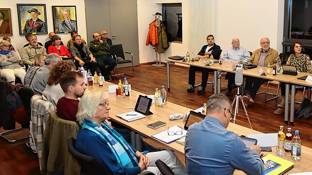 Mit einigen Bürgern als Zuhörern befasst sich der Gemeinderat von Unterkirnach mit dem weiteren Vorgehen in Sachen Windkraft. Bild: ...
