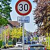 Maischerz in Hüfingens Innenstadt: Unbekannte haben in der Mainacht die 30er-Schilder durch Hüfingens Innenstadt mt dem Zusatzschild „30 ...