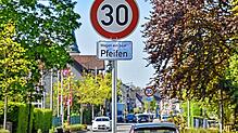 Maischerz in Hüfingens Innenstadt: Unbekannte haben in der Mainacht die 30er-Schilder durch Hüfingens Innenstadt mt dem Zusatzschild „30 ...