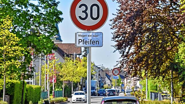 Maischerz in Hüfingens Innenstadt: Unbekannte haben in der Mainacht die 30er-Schilder durch Hüfingens Innenstadt mt dem Zusatzschild „30 ...