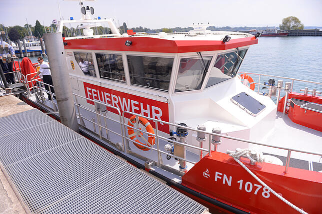 Frischer Lack und innen riecht es noch neu: Das Feuerwehrboot kommt quasi frisch aus der Produktion.