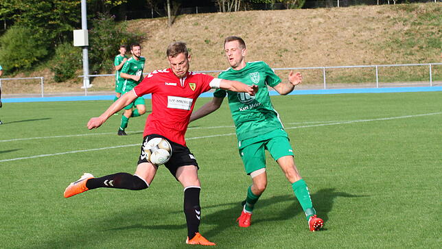 Schuss aus der Drehung: Jeremy Stangl vom FSV Rheinfelden (links) verfehlt hier das Tor.