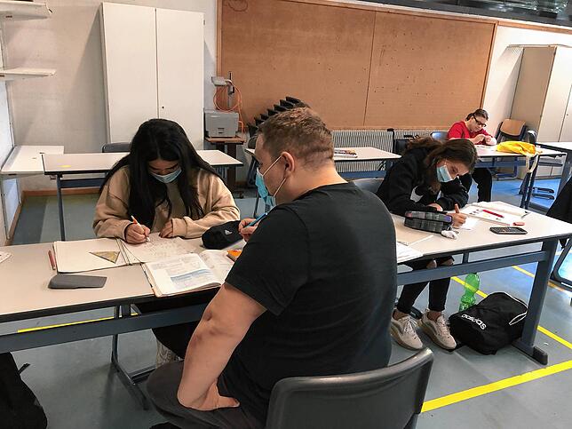 Ein Lernbrückenkurs an der Robert-Schuman-Realschule in Waldshut: Bei einer 1:1-Betreuung gilt hier der Maskenschutz. In dem Unterricht, ...