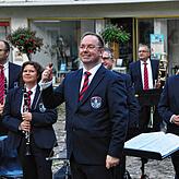 Die Stadtmusik lädt zum Konzert in die katholische Pfarrkirche ein, hier freuen sich die Musiker über ihren ersten öffentlichen Auftritt ...
