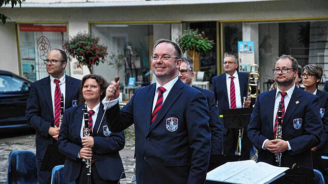 Die Stadtmusik lädt zum Konzert in die katholische Pfarrkirche ein, hier freuen sich die Musiker über ihren ersten öffentlichen Auftritt ...
