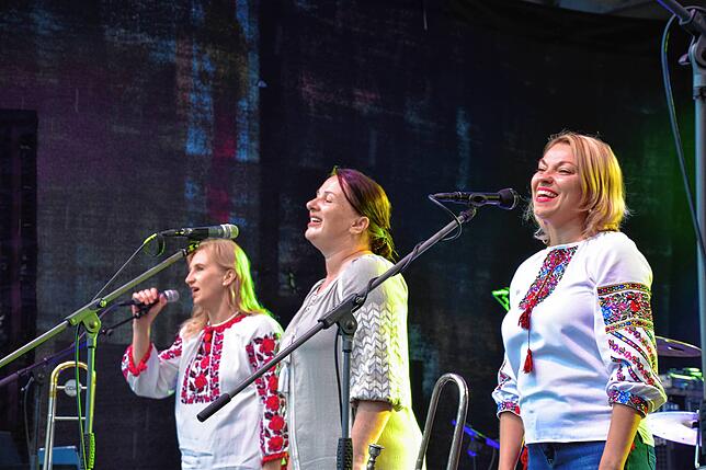 Drei ukrainische Sängerinnen auf der Bühne beim Festauftakt am Freitagabend.