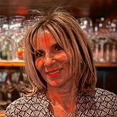 Tamara Unterwerner hinter der Theke der Weinstube Zum guten Hirten. Dieses Bild werden viele Stammgäste vermissen.