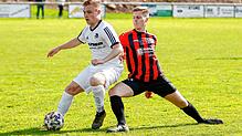 Der FV Walbertesweiler-Rengetsweiler, hier Dennis Hiller (links) im Spiel gegen den FC Königsfeld (Maximilian Lehmann), will den ...