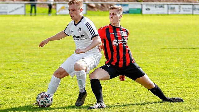 Der FV Walbertesweiler-Rengetsweiler, hier Dennis Hiller (links) im Spiel gegen den FC Königsfeld (Maximilian Lehmann), will den ...
