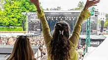 Ganz viel Liebe: Eine Besucherin zeigte im Mai Jubel beim Campus-Festival. 2024 kann sie mit bis zu 25.000 weiteren Gästen wieder an ...