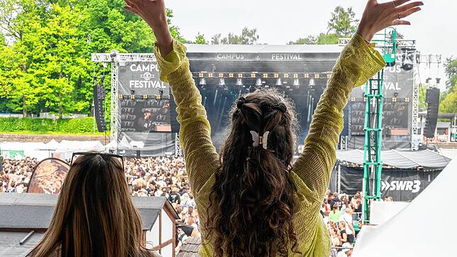 Ganz viel Liebe: Eine Besucherin zeigte im Mai Jubel beim Campus-Festival. 2024 kann sie mit bis zu 25.000 weiteren Gästen wieder an ...