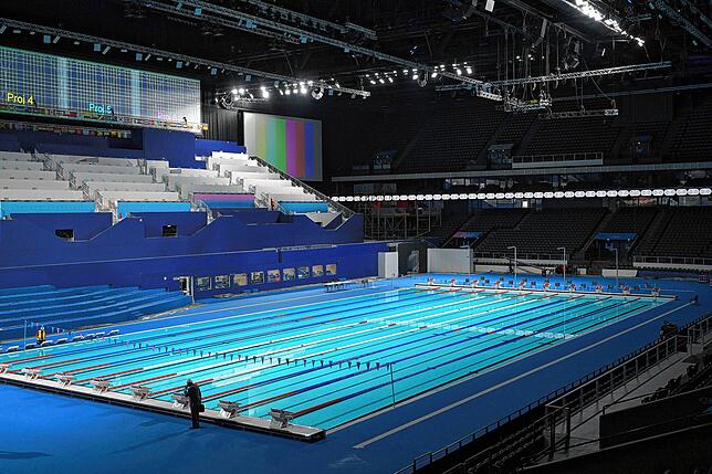 Noch ist das Wasser ruhig im Olympia-Schwimmbecken in der Paris La Defense Arena.