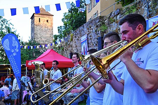 Die Band Klosterbrass sorgt am Samstagabend für Unterhaltung und spielt ein breites Repertoire durch verschiedene Musikjahrzehnte.