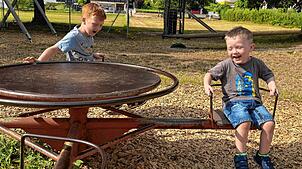 Das Karussel auf dem Spielplatz am Allmendweg ist Tiengen ist zwar alt, aber Spaß macht es immer noch, wie Fynn und Leon bei ihrem Test ...