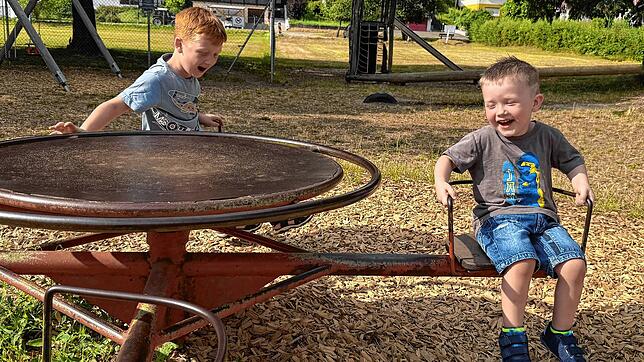 Das Karussel auf dem Spielplatz am Allmendweg ist Tiengen ist zwar alt, aber Spaß macht es immer noch, wie Fynn und Leon bei ihrem Test ...