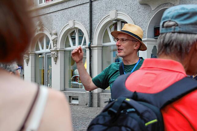Stadtführer Thomas Völk beim Stadtrundgang zur Waldshuter Chilbi.