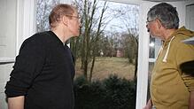 Bange Blicke aufs Büdingen-Areal an der Seestraße. Thomas Huhn (von links) und Henrich Tiessen kritisieren die Pläne eines ...
