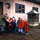 Helfer Walter Karg bei einer Verteilung vor dem Schulgebäude in Bodos bei Baraolt im Jahre 1001 .