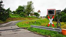 Bahnübergang am Schorenweg in Hoppetenzell. Das Andreaskreuz zeigt an: Hier haben Schienenfahrzeuge Vorrang vor anderen Verkehrsteilnehmern.