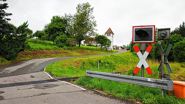Bahnübergang am Schorenweg in Hoppetenzell. Das Andreaskreuz zeigt an: Hier haben Schienenfahrzeuge Vorrang vor anderen Verkehrsteilnehmern.