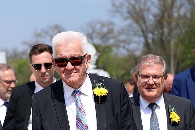 Ministerpräsident Winfried Kretschmann und Bürgermeister Joachim Schuster (re).