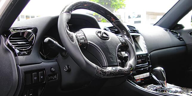 Blick ins Innere von Melanie Fankhausers Lexus IS-F. Auch bei Armaturenbrett, Lenkrad und Schalthebel hat die 34-Jährige weder Kosten ...