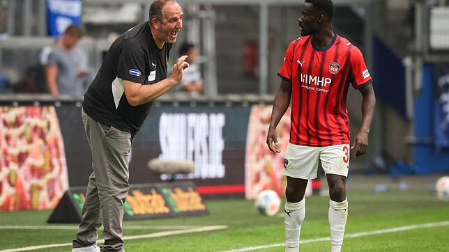Trainer Frank Schmidt (l.) und seine Heidenheimer wollen den ersten Liga-Sieg der Saison.