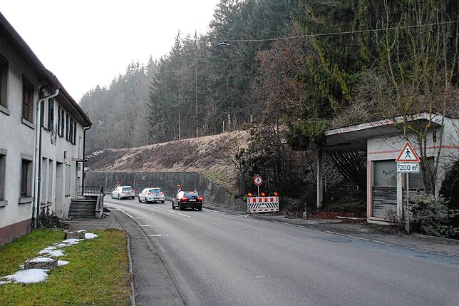 Der Zugang zum Friedhof ist seit Wochen gesperrt, Fußgänger kommen nur über Umwege, die nicht für Rollatoren geeignet sind, zum Friedhof ...