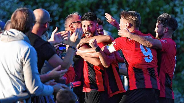 Grenzenloser Jubel: Serkan Korkmaz (links) erzielte mit dem letzten Angriff in der Nachspielzeit den Siegtreffer zum 2:1 im Derby beim ...