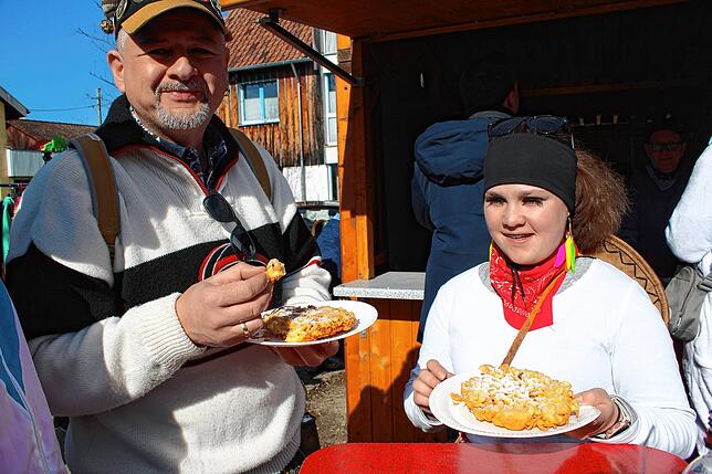 Ohne Strubbete geht es nicht: Stefan Nuding und Jana Obser lieben die traditionellen, in Fett gebackenen Fasnetsküchle.