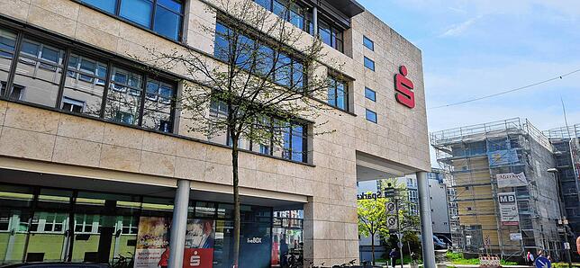 Sie hat den Hauptsitz in Friedrichshafen: Die Sparkasse Bodensee mischt schon jetzt über Finanzierungen und Maklergeschäfte auf dem ...