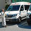 Diakon Wilfried Ehinger segnet die neuen Elektrofahrzeuge des Pflegeheims St. Verena in Rielasingen-Worblingen. Bild: Tanja Graf