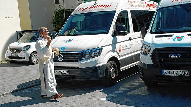 Diakon Wilfried Ehinger segnet die neuen Elektrofahrzeuge des Pflegeheims St. Verena in Rielasingen-Worblingen. Bild: Tanja Graf
