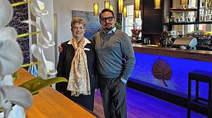 Hotelbesitzer Christopher Wolfram von Prack (59) neben seiner Empfangschefin Ulrike Schätzle (60). Das Seehotel Villa Linde in Bodman ...