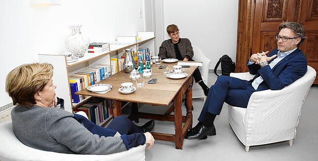 Gespräch bei Kaffee und Tee in Allensbach: Die Leiterin des Instituts für Demoskopie mit SÜDKURIER-Chefredakteur Stefan Lutz und ...