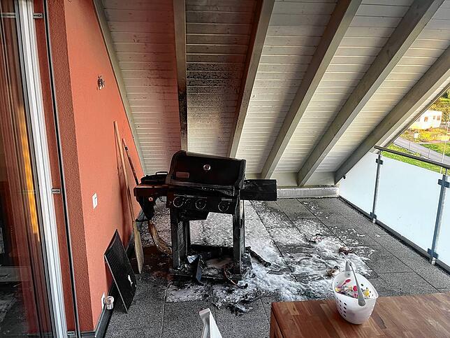 Ein Gasgrill geriet auf einem Balkon in Beringen in Brand. Die Bewohner konnten sich rechtzeitig in Sicherheit bringen.