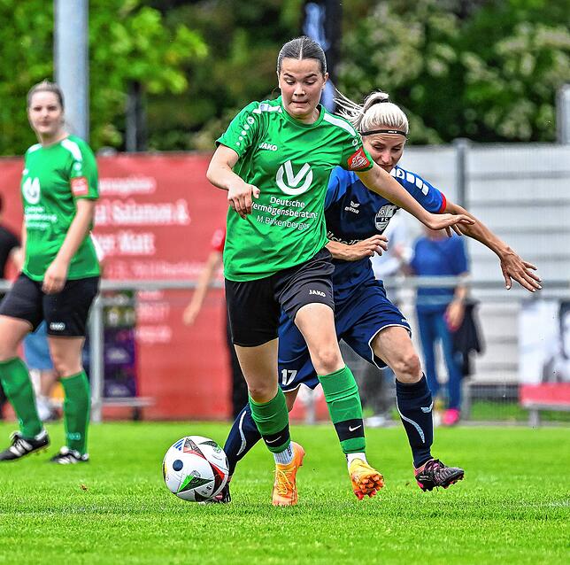 Nicht zu bremsen: Leonie Lemke (vorn) vom SV Waldhaus enteilt der Hauingerin Alexandra Gabler im Pokalfinale.