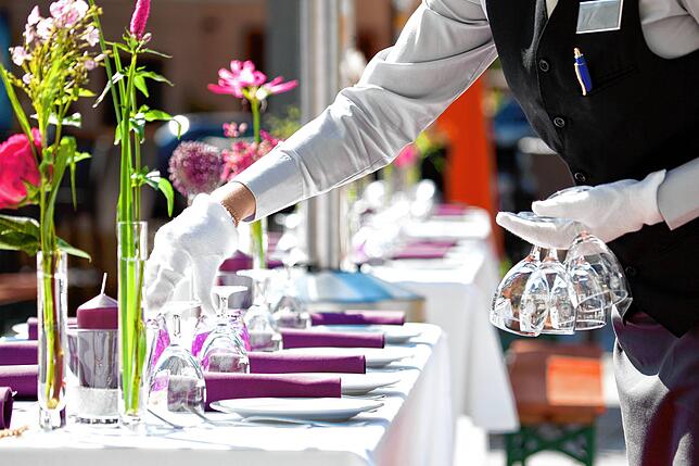 Kellnern, Zimmer reinigen, Frühstücksservice: In der Gastronomie und Hotellerie gibt es viele Jobs, die auch angelernte Kräfte machen.