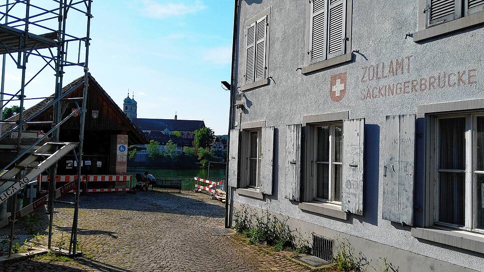 Trotz wieder eingeführten Grenzkontrollen zwischen Deutschland und der Schweiz bleibt das Zollamt „Säckingerbrücke“ im ...