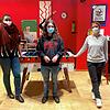 Selina Brix (links) und Sarah Prause (rechts) stehen Moritz bei seiner Arbeit im Singener Jugendhaus Blaues Haus helfend zur Seite. ...