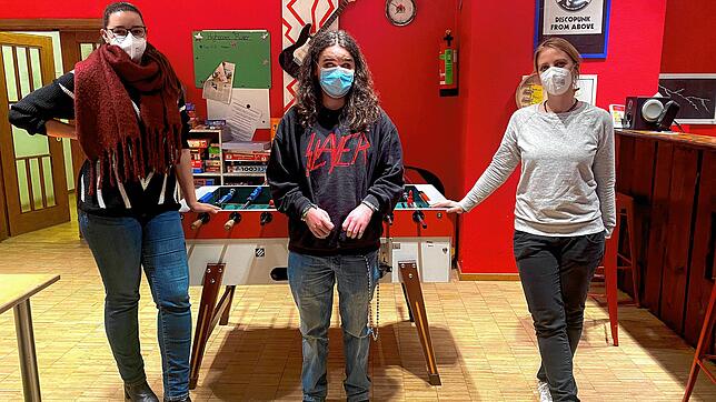 Selina Brix (links) und Sarah Prause (rechts) stehen Moritz bei seiner Arbeit im Singener Jugendhaus Blaues Haus helfend zur Seite. ...