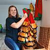 Carina Kromer holt ihr Klepperle-Häs aus der Truhe. Die Jacke mit den Holz-Klepperle ist zu schwer, um sie auf einem Bügel in den ...