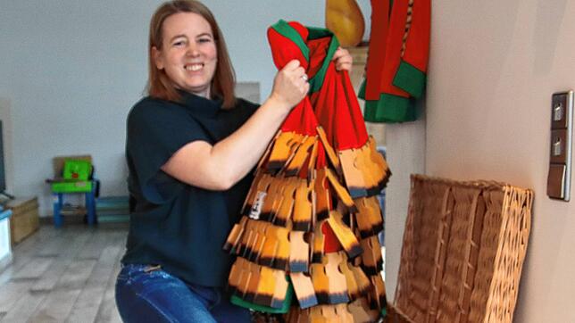 Carina Kromer holt ihr Klepperle-Häs aus der Truhe. Die Jacke mit den Holz-Klepperle ist zu schwer, um sie auf einem Bügel in den ...